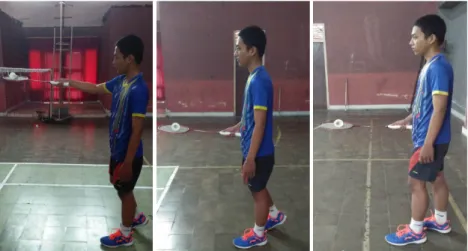 Gambar 2.28 Membawa Shuttlecock