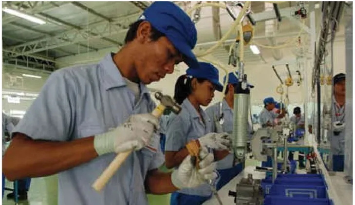 Gambar 9.3 : Pelatihan tenaga kerja, dengan berbekal keterampilan yang memadai Tenaga Kerja Indonesia siap memasuki  masyarakat global yang dilakukan  Balai Latihan Kerja Luar Negeri Provinsi Jawa Barat.