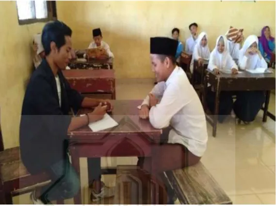 Gambar 3 : Wawancara dengan siswa Lalu Hidayat siswa kelas VIII MTs Darul  Muttahidin tentang kesulitan belajar