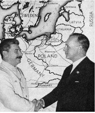 Gambar 9: Pakta perjanjian damai Jerman dan Uni soviet tahun 1939 tampak, tengah Stalin diapit oleh utusan Jerman Joachim Riberrtop dan Menteri luar negeri 