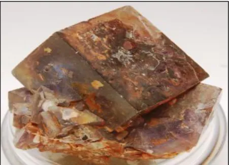 Gambar 2.1 Mineral Flourit  berwarna cokelat (Mulyaningsih, 2018). 