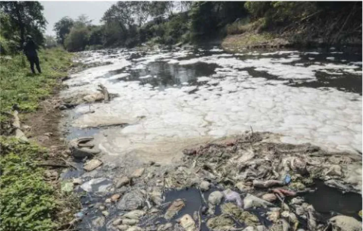 Gambar 1.1 Contoh pencemaran di sungai.