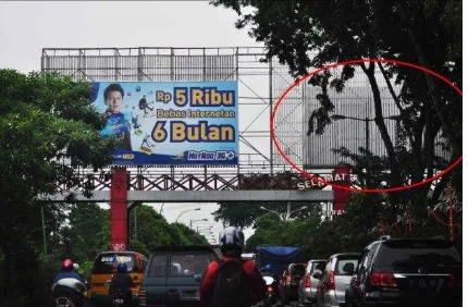 Gambar 2 Billboard XL di Jalan Ahmad Yani 