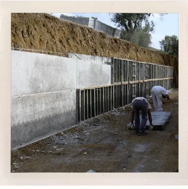 Gambar 11-30 : Dinding Beton Bertulang Sebagai Penahan Tanah