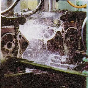 Gambar 6.1. Pemberian cairan pendingin dengan cara dibanjiri cairan  pendingin pada benda kerja  