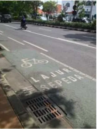 Gambar 1.  Marka jalan lajur sepeda di jalan Raya Darmo Surabaya. 