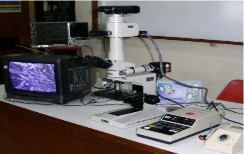 Gambar 7.  Mikroskop yang dilengkapi dengan perangkat foto dan monitor. 