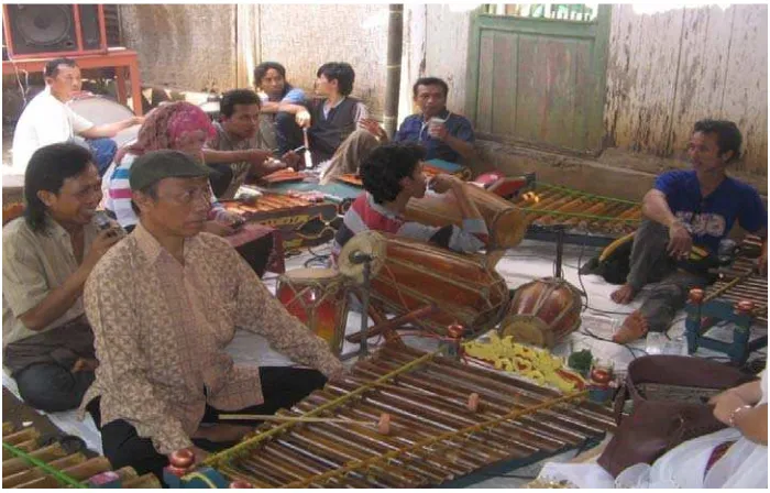 Gambar 3 : Pemusik Paguyuban Lengger Lanang Tunjung Bergoyang (Foto: Suryanto, 2010) 