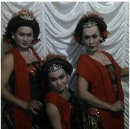 Gambar 4 : Para penari Lengger Lanang Tunjung Bergoyang dalam acara hajatan  (Foto: Suryanto, 2014) 