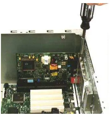 Gambar 26. Pemasangan VGA Card pada Motherboard 