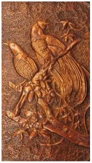 Gambar 11: Contoh karya seni logam dengan objek burung Arumningtyas Puspitasari “Cendrawasih Kuning Besar” Lembaran logam tembaga, 37x60 cm, 2014 Sumber : Dokumentasi Pribadi 