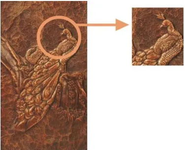 Gambar 14 : Tekstur pada objek burung dan background karya seni logam Arumningtyas Puspitasari “Merak” Lembaran logam tembaga, 37x60 cm, 2014 Sumber : Dokumentasi Pribadi  