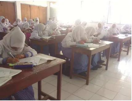 Gambar 3. Siswa mempresentasikan hasil diskusi  