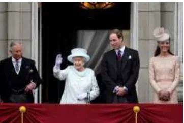 Gambar 10. Putri kerajaan yang melambaikan tangan di balkon 