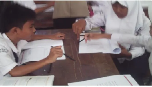 Gambar 6. Siswa sedang berdiskusi
