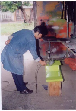 Gambar 1. Proses pengecatan alat perata 