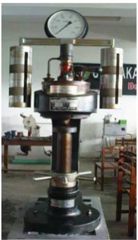 Gambar 2.15 Alat uji kekerasan material logam 