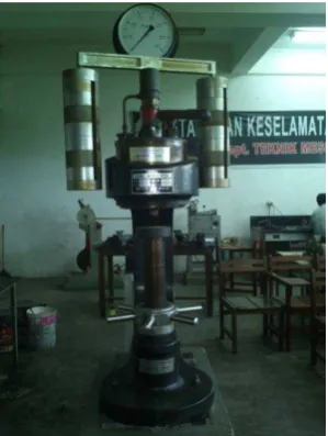 Gambar 3.8 Brinell Hardness Tester 