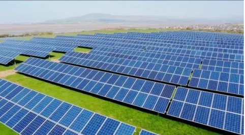 Gambar 2.4 PLTS Ground – Mounted (Sumber : ESDM, 2019) c. Reservoir / lake based floating solar system.