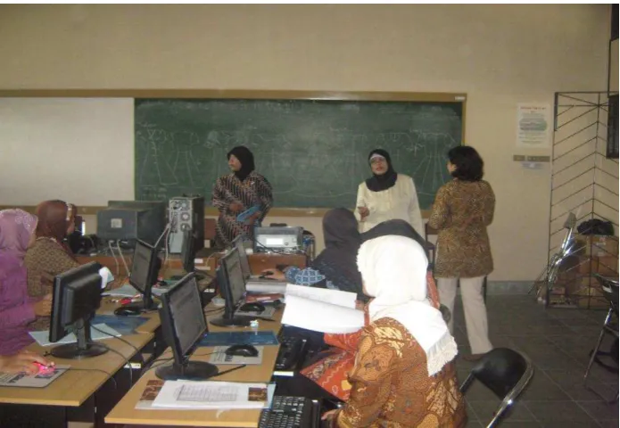 Gambar 9. Peserta sedang menengok pekerjaan temannya  