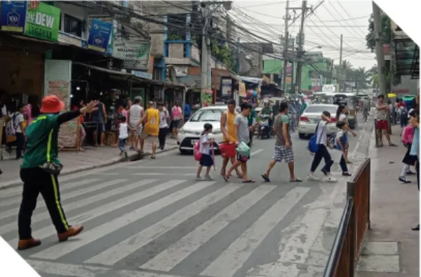 Figure 9. Students walking along the road  in the absence of sidewalks at Roberta de 