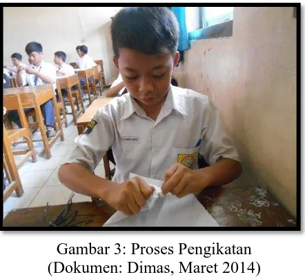 Gambar 3: Proses Pengikatan (Dokumen: Dimas, Maret 2014) 