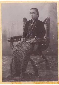 Gambar II.3 R.A Soerjadiati, putri dari KRT Mangoenjo IV, mengenakan kain 