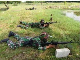 Gambar II.12 latihan menembak sikap tiarap 