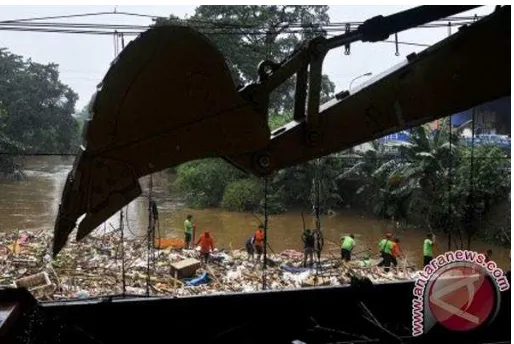 Gambar 3.2 Korban banjir bekasi terserang diare dan gatal gatal akibat sampah menumpuk 