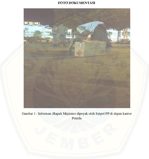 Gambar 1 : Informan (Bapak Mujiono) dipoyak oleh Satpol PP di depan kantor 
