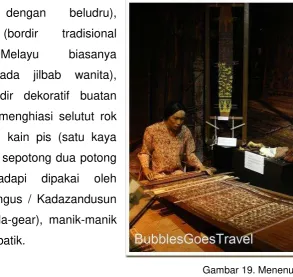 Gambar 19. Menenun. 
