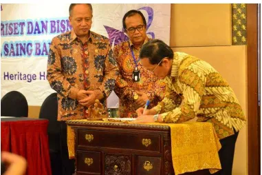 Gambar 5. Penyerahan Buku Agenda Riset Nasional 2016-2019 oleh Ketua DRN kepada Menristekdikti