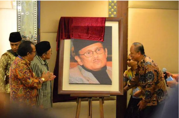 Gambar 7. Penyampaian Penghargaan Kepada Prof BJ Habibie dari Lembaga Eijkman. 