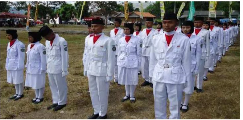 Gambar 2. Kegiatan Ko Kurikuler sebagai Pasukan Pengibar Bendera (Dokumen MAN Wonokromo, Bantul, 2013)
