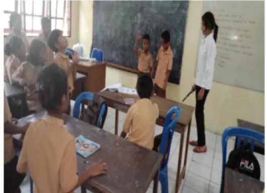 Gambar 1. Siswa mendemonstrasikan berat ringan benda  mempengaruhi gerak benda. 