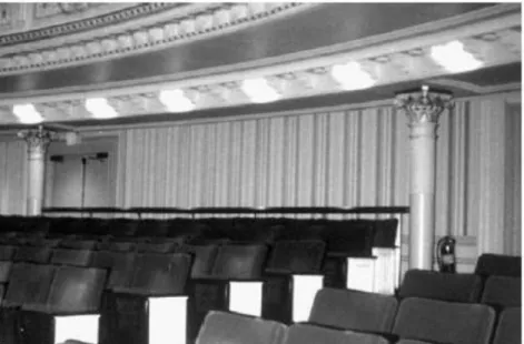 Gambar  2.6  di  bawah  ini  menunjukkan  pemasangan  difuser  schroeder  dalam auditorium Carnegie di New York untuk mencegah gema