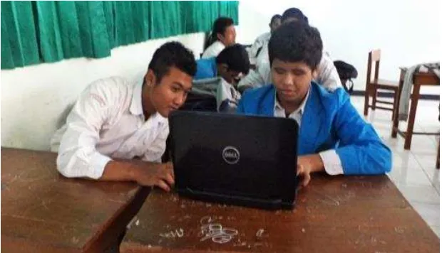 Gambar 8: Siswa difabel tunanetra sedang belajar melalui laptop 