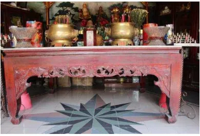 Gambar 17. Meja Altar Taois.   Pilar gedung Taois menggunakan tiang khas tradisional Bali, 