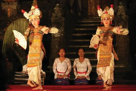 Gambar 1. Bagian Awal Pertunjukan Tari SangHyang Dedari di Puri Saren Agung Ubud Dok. Ruastiti, 2016