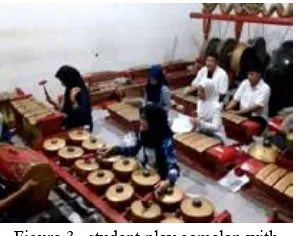 Figure 3.  student play gamelan with 
