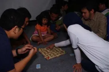 Gambar II.13 Orang Tua dan Anak Bermain Board GameSumber : http://arulingame.blogspot.com/p/mengapa-board-game.html Bersama (30/4/2013) 