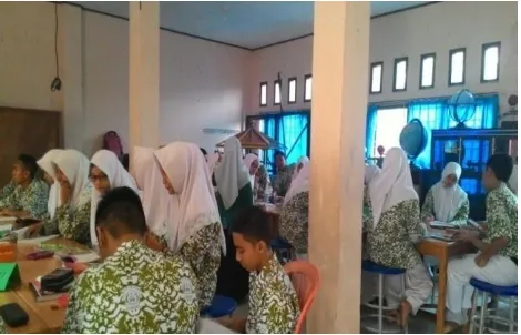 Gambar 4.12 Siswa Mengerjakan Pertanyaan Hipotesis pada LKS 