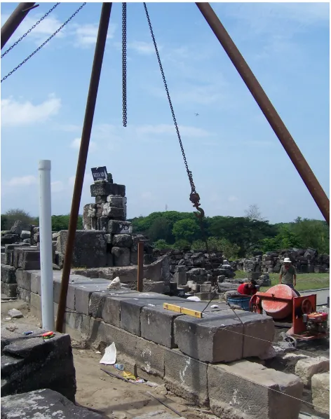 Gambar 2.9. Pengangkatan batu menggunakan katrol dan tower crane
