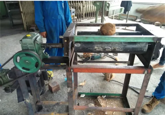 Gambar 5. Mesin pengupas sabut kelapa  Spesifikasi mesin pengupas serabut kelapa sebagai berikut:  