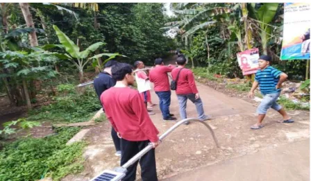 Gambar 2. Pemasangan Lampu Jalan Berbasis Solar Cell 