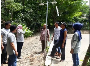 Gambar 4. Lampu Surya yang Terpasang di Jalan Kampung 