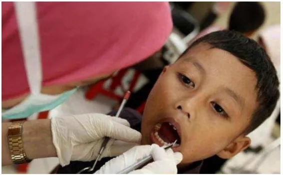 Gambar II.9 Pemeriksaan gigi anak 