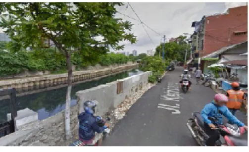 Gambar I.2: Situasi Pemukiman Warga di Tepi  Sungai Ciliwung, Kecamatan Senen, Jakarta  Pusat