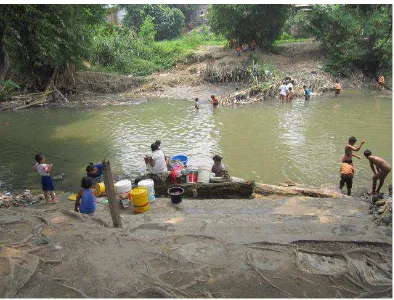 Gambar 3.8: Gambar kegiatan masyarakat di tepi Sungai Deli 