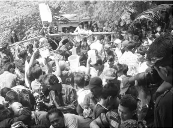 Gambar 3 Para peziarah basapa Gunung Bonsutampak ramai mengunjungi tempat yang dianggapsakral, yakni Lubang Tarak.